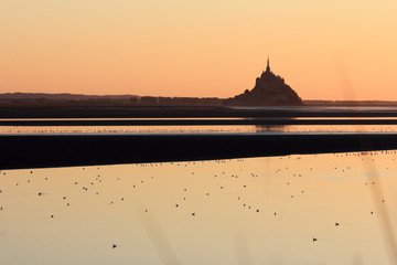 Obraz premium Baie du Mont-Saint-Michel au coucher de soleil