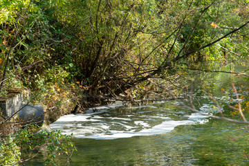 Schmutzwasser läuft in den Fluss