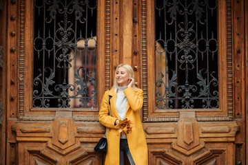 Obraz premium Beautiful elegant woman standing in the street in autumn , Fall concept