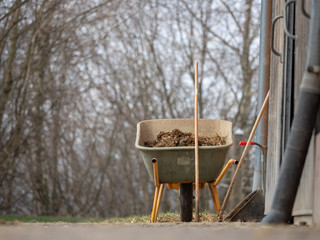 Schubkarre mit Pferdemist