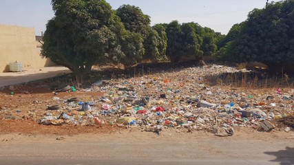 pollution, déchets plastiques et détritus au bord de la route