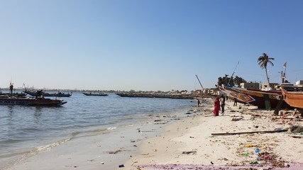plage de pêcheurs et industrie à Dakar