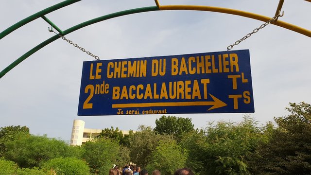 devise du lyc&eacute;e sur panneau pour les bacheliers