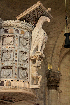 pulpito scolpito e decorato della Cattedrale di Bitonto