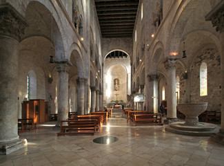 la navata centrale della Cattedrale di Bitonto