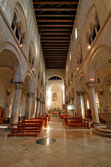 la navata centrale della Cattedrale di Bitonto