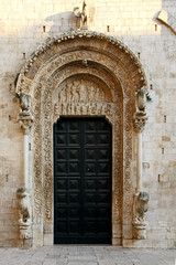 Fototapeta na wymiar il portale maggiore della Cattedrale di Bitonto