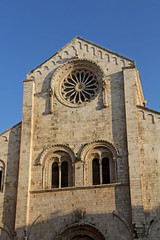 Fototapeta na wymiar vista parziale della facciata della Cattedrale romanica di Bitonto