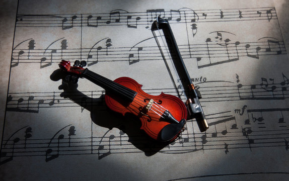 Geige und Musiknoten