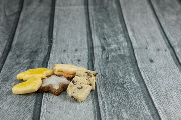 Keckse auf einer Holzstrucktur