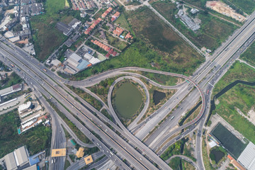 Obraz premium Transport junction circular city road aerial view with green tree