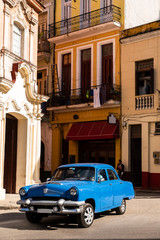Fototapeta na wymiar Oldtimer in Havanna Kuba blau