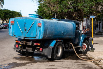 Tankwagen liefert Wasser in Havanna Kuba