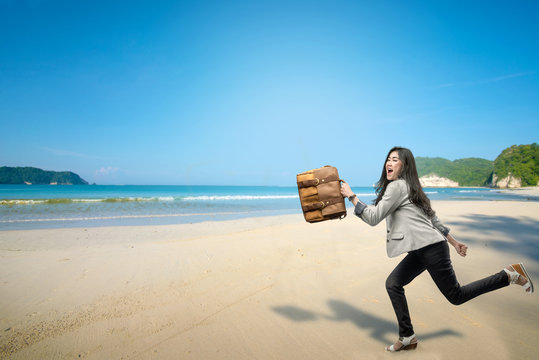 Cheerful Asian Businesswoman With Briefcase Going Vacation To The Beach