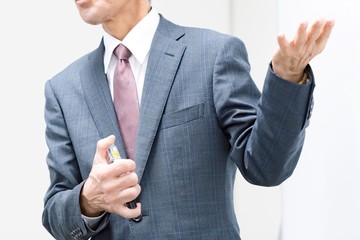 セミナーで話しをする男性