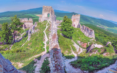 Obraz premium Ruiny zamku Gymes na Słowacji, fioletowy filtr