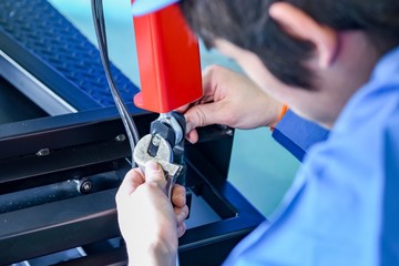 工場で組み立てをする職人