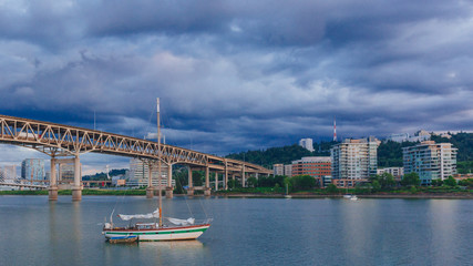Obraz premium Marquam Bridge over Willamette River with boats in Portland, USA