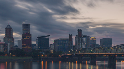 Obraz premium Hawthorne Bridge over Willamette River at sunset with skyline of downtown Portland, USA