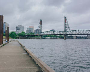 Obraz premium Hawthorne Bridge over Willamette River in downtown Portland, USA