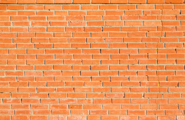 Obraz premium Tekstura powierzchni ściany z pomarańczowo-brązowych cegieł w mróz, zbliżenie, streszczenie grunge