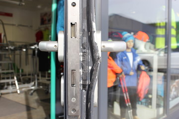 Beschädigte Türbeschlag nach einem Einbruch