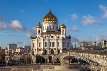 Fototapeta na wymiar View of Cathedral of Christ the Saviour in Moscow with bridge over Moskva river on a sunny day