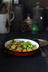 Rosenkohl-Kürbis-Gemüse auf Buchweizen mit Walnüssen