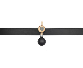 Hintergrund mit schwarzem Band  und Weihnachtskugel