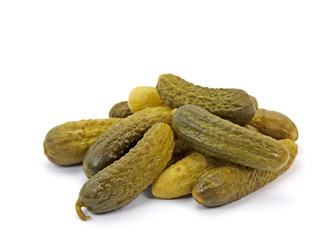 Cornichons isoliert vor weißem Hintergrund