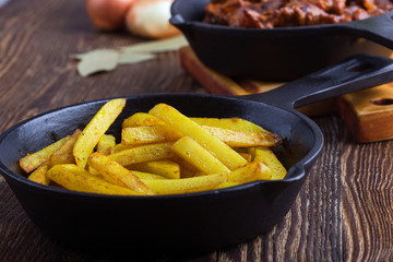 Fried potato and beef stroganoff with tomato sauce