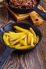 Fried potato and beef stroganoff with tomato sauce