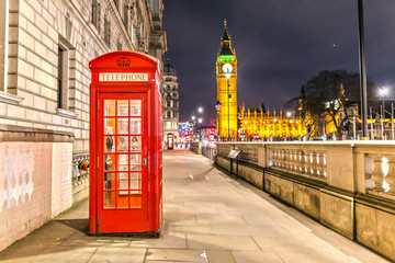 Fototapeta na wymiar Palace of Westminster in London with the Telephone Booth at Night