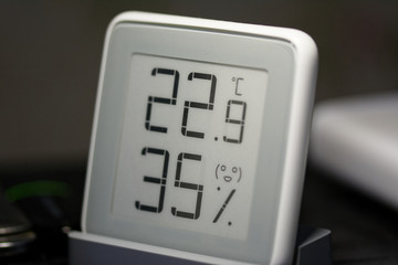 Room thermometer-hygrometer on e-ink.