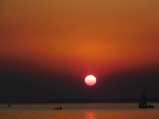 El sol se oculta al atardecer en el horizonte
