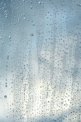 Naklejka na ściany i meble Regentropfen auf Fensterscheibe, Wassertropfen auf Glas