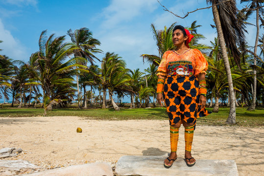 Panama, San Blas Islands, Achutupo, Traditional dressed Kuna Yala woman