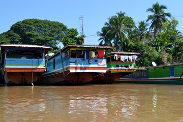 Naklejka premium Pleasure boats moored at the shore