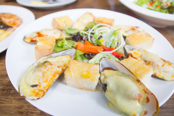 Baked mussels with cheese