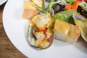 Baked mussels with cheese