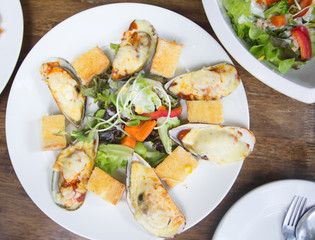 Baked mussels with cheese