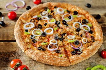 Pizza with tuna, olives, green pepper and red onion