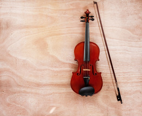 Fototapeta na wymiar The classic violin and bow put on wooden board