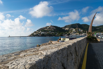 personas observando el mar en un puerto del mar mediterráneo