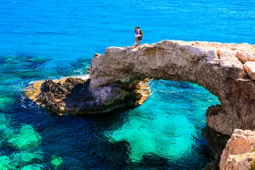 Wandcirkels tuinposter Prachtige zee van Cyprus. boogbrug (brug van geliefden) bij Agia Napa © Freesurf