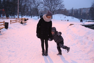 mother child play park winter snow joy