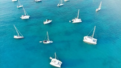 Vue a&eacute;rienne sur Bequia, iles des Grenadines