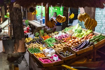 Türaufkleber Asian local night market with fruits in Bohol, Philippines. © umike_foto