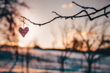 Fotobehang Houten handgemaakt hart in de winternatuur met kleurrijke plezierkleuren van zonsonderganglicht - valentijn liefdesbehang met ruimte voor uw montage © kovop58