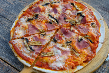 チーズ・ハム・生地・ピザ・トマト